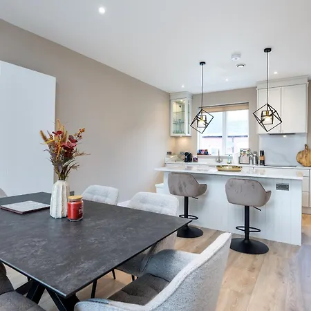 New 2-bed With Garden Near Google Hq & Train Station بيت للعطل *